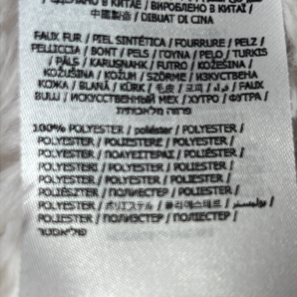 GUESS Teddy Jacket with faux fur. Excellent condition! PTP stretches to 24’ - Picture 9 of 13